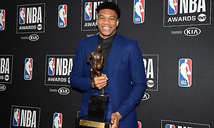 Συνεχάρη τον MVP Αντετοκούνμπο ο Σλούκας (pic)