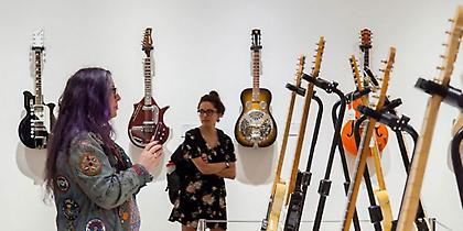 Ο κιθαρίστας των Pink Floyd δημοπρατεί για καλό σκοπό όλες τις κιθάρες του