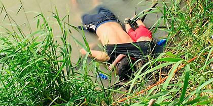 Πατέρας και κόρη αγκαλιά νεκροί στον ποταμό, προσπαθώντας να περάσουν από το Μεξικό στις ΗΠΑ