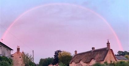 Μαγευτικός ροζ ουρανός στη Βρετανία - Το σπάνιο φαινόμενο σε φωτό