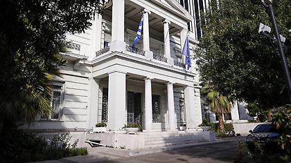 Λήξη συναγερμού για τη βαλίτσα έξω από το ΥΠΕΞ