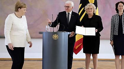 Η Μέρκελ εμφανίστηκε πάλι να τρέμει!