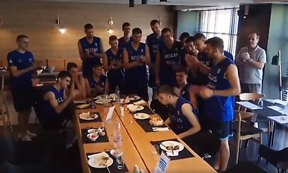 Τούρτα-έκπληξη στον εορτάζοντα Ρογκαβόπουλο από την Εθνική U19 (video)