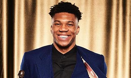 Αντετοκούνμπο: «Δόξα τω Θεώ κατάφερα να βρω φωτογραφία μου όπου γελάω» (pic)