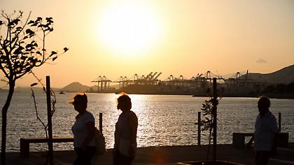 Καιρός: «Σκαρφαλώνει» ο υδράργυρος, σηκώνεται αεράκι