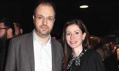 Συνεχίζεται το προεκλογικό «πάρτι» μετατάξεων: Στην Εθνική Βιβλιοθήκη η σύζυγος Θεοχαρόπουλου!