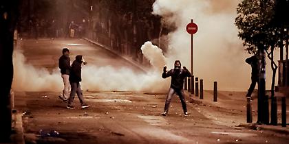 Νύχτα με μολότοφ – Νέες επιθέσεις κουκουλοφόρων έξω από τα γραφεία του ΚΙΝΑΛ