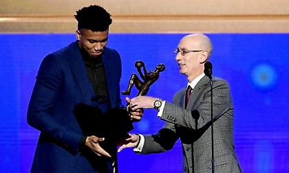 Μπακς: Ποια ήταν η κορυφαία στιγμή από τη βράβευση του Γιάννη; (photo)