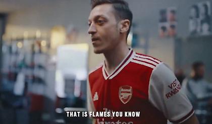 Εντυπωσιακό βίντεο για τη νέα φανέλα της Άρσεναλ με Ίαν Ράιτ, Ίντριτς Έλμπα και... Εζίλ! (video)