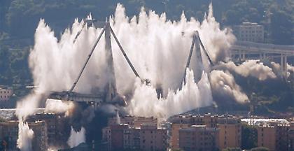 Ιταλία: Εντυπωσιακή κατεδάφιση της γέφυρας που κατέρρευσε στη Γένοβα (vid)