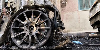 Στις φλόγες δύο ΙΧ στο Κολωνάκι -Σε πυλωτή και σε γκαράζ