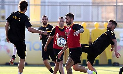 Χωρίς Μπακάκη και Αλμπάνη οι προπονήσεις της ΑΕΚ