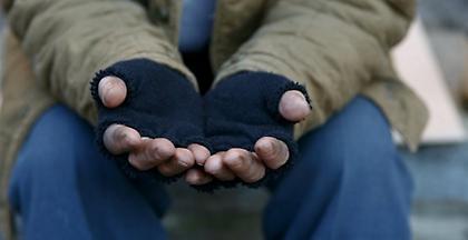 Αποτροπιασμός: Έδειραν και λήστεψαν άστεγο στη Χαλκίδα