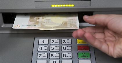 Σε ισχύ οι νέες χρεώσεις στα ATM για διατραπεζικές συναλλαγές