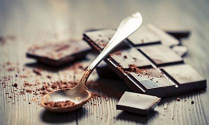 6 σοβαροί λόγοι για να βάλετε στη ζωή σας τη μαύρη σοκολάτα