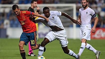 Ντύνεται στα «ροσονέρι» ο Θεμπάγιος