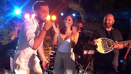 Και η «Εθνική Ελλάδος» τραγουδάει Λένα Ζευγαρά. Στο μικρόφωνο ο Κώστας Μανωλάς