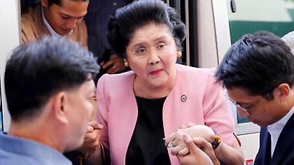 Μαζική τροφική δηλητηρίαση στα γενέθλια της Ιμέλντα Μάρκος