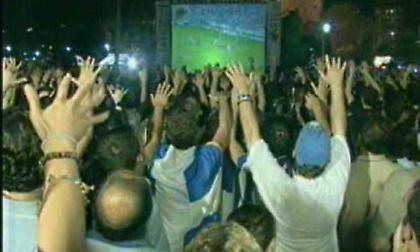 Η νύχτα που κράτησαν οι χοροί σε μια Αθήνα γεμάτη τρέλα
