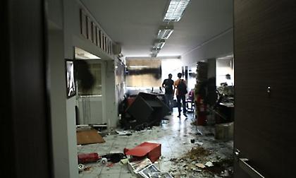 Επίθεση Ρουβίκωνα στα γραφεία της Athens Voice (video)
