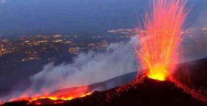 Στρόμπολι: Στη δημοσιότητα το βίντεο της στιγμής της έκρηξη του ηφαιστείου