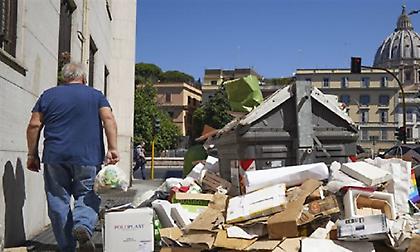 «Πνίγεται» στα σκουπίδια η Ρώμη