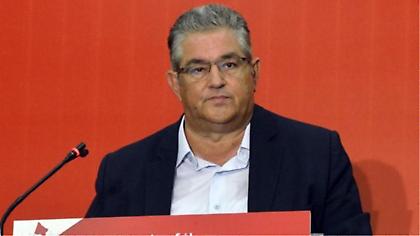 Κουτσούμπας: Γεύμα στο εκλογικό κέντρο στον Πειραιά πριν τις εκλογές