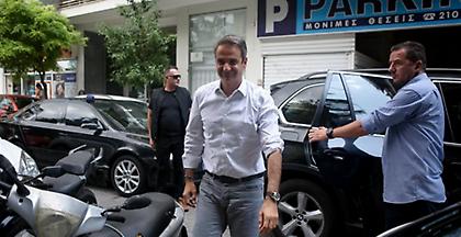 Μητσοτάκης: Με χαλαρή διάθεση στο Παγκράτι για το γεύμα πριν τις εκλογές