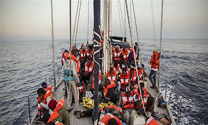 Ιστιοφόρο με 41 μετανάστες αψηφά τον Σαλβίνι-Τι λέει Έλληνας διασώστης