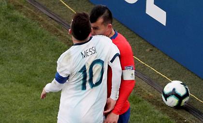 «Κοκορομαχία» Μέσι-Μεδέλ και διπλή αποβολή! (video)