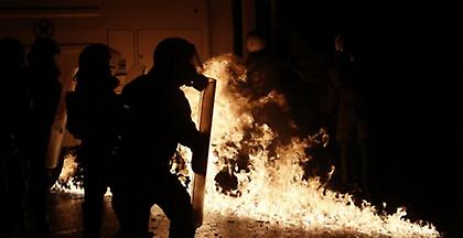 Νέα επίθεση με μολότοφ στα ΜΑΤ έξω από τα γραφεία του ΚΙΝΑΛ