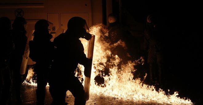 Νέα επίθεση με μολότοφ στα ΜΑΤ έξω από τα γραφεία του ΚΙΝΑΛ