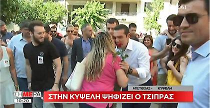 Θερμή υποδοχή Τσίπρα στην Κυψέλη: «Να μην ανακοπεί η πορεία της χώρας»