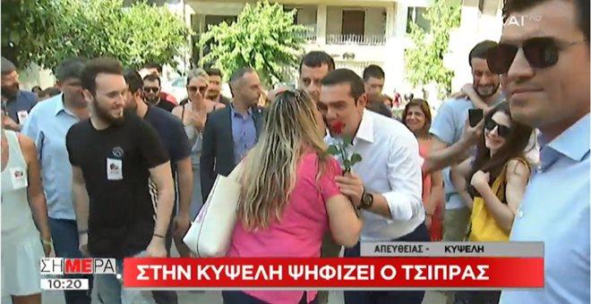 Θερμή υποδοχή Τσίπρα στην Κυψέλη: «Να μην ανακοπεί η πορεία της χώρας»