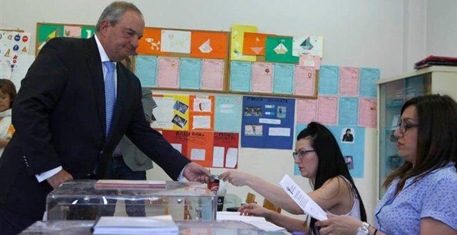 Με χειροκροτήματα και... χειροφιλήματα ψήφισε ο Κώστας Καραμανλής (video)