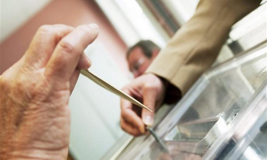 Εξάρχεια: Κουκουλοφόροι έκλεψαν κάλπη από εκλογικό τμήμα