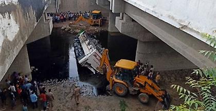 Ινδία: Τουλάχιστον 29 νεκροί σε τροχαίο με λεωφορείο