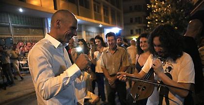 Με το «Πότε θα κάνει ξαστεριά» γιόρτασε ο Βαρουφάκης το αποτέλεσμα (video)