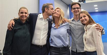 Στιγμές συγκίνησης για Μητσοτάκη και Τσίπρα μετά από το εκλογικό αποτέλεσμα