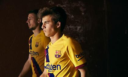 Τιμά Κρόιφ και Μασία στην εκτός έδρας φανέλα η Μπαρτσελόνα