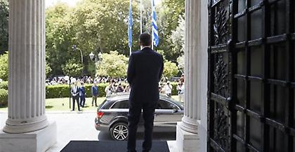 Καθημερινή: Τσιγαρίλα και κλειδωμένες πόρτες βρήκε ο Μητσοτάκης στο Μαξίμου