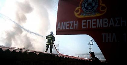Φωτιά κοντά σε εκκλησία στην Μάνδρα, δεν απειλούνται σπίτια