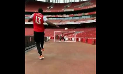 Έκανε ποδοσφαιρικό σουτ ο Χάρντεν και η μπάλα πήγε στα… περιστέρια (video)