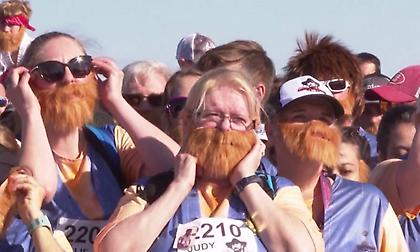 5.000 άνθρωποι έτρεξαν προς τιμήν του Τσακ Νόρις ντυμένοι… Τσακ Νόρις!