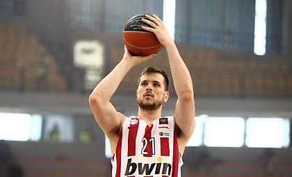 Ο Αγραβάνης καρφώνει με παπούτσια Spider-Man (video)