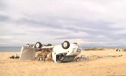 Το διαλυμένο τροχόσπιτο του άτυχου ζευγαριού που σκοτώθηκε στην Χαλκιδική