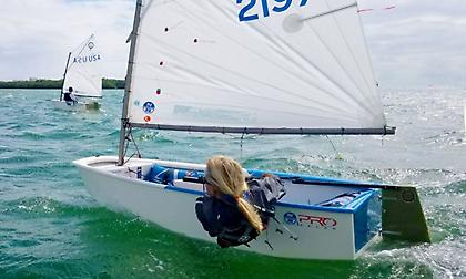 Μάχη με τα κύματα για τους Έλληνες ιστιοπλόους στο παγκόσμιο πρωτάθλημα όπτιμιστ