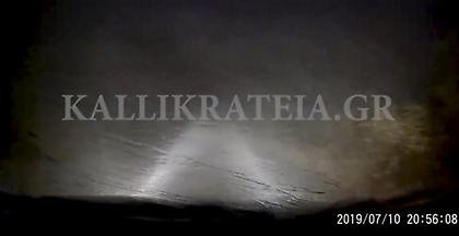 Αυτοκίνητο «διασχίζει» την καταιγίδα στην Χαλκιδική (video)