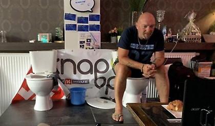 Kάθισε σε λεκάνη τουαλέτας επί 5 ημέρες, για να σπάσει... ανύπαρκτο ρεκόρ