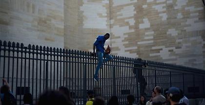 Γαλλία: Εκατοντάδες μετανάστες και υποστηρικτές τους κατέλαβαν το Πάνθεον